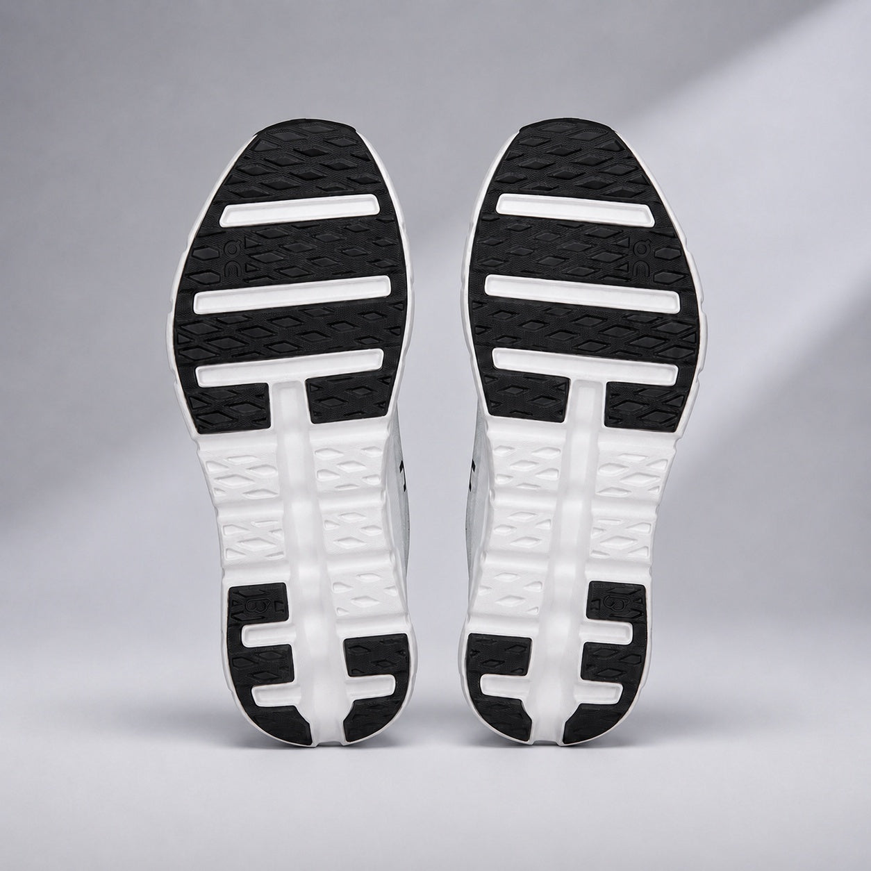 Cloudtilt Black|Ivory